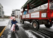 Die kleine Gioia Messina bringt bei der Haltestelle Zugermatte Recyclingmaterial zum Rösslitram (Bild: Stefan Kaiser (Zug, 31. Januar 2019))