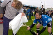 Überschwängliche Freude: Zibung (rechts) feiert mit Trainer René Van Eck den Aufstieg in die Super League. (Bild: Sigi Tischler/Keystone (Luzern, 7. Mai 2006))