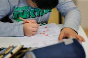 Ob klassische Hausaufgaben einen Nutzen bringen, darüber wird an diversen Luzerner Schulen diskutiert. (Bild: Stefan Kaiser, Neuheim, 30. November 2017)