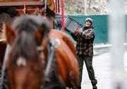 Rösslitram Baar: Sonja Steiner ist die Fuhrhalterin und sammelt mit Leuten vom GGZ Recyclingmaterial ein. (Bild: Stefan Kaiser (Zug, 31. Januar 2019))