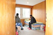 Samuel, der unerkannt bleiben möchte, und Tesfaldet (re) in einem Zimmer der Nothilfeunterkunft. (Bild: Philipp Unterschütz (Sarnen, 31. Januar 2019))