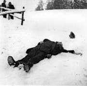Robert Walser liegt tot im Schnee. Er starb 1956 auf einem Spaziergang in der Umgebung von Herisau. (Bild: Robert-Walser-Stiftung/Keystone)