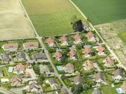 Nein zu neuen Regeln für Ein- und Auszonungen: Die Zersiedelungsinitiative wird von Volk und Ständen abgelehnt. (Bild: Keystone/KPINL)