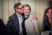 Hansjörg Stettler herzt seine Ehefrau und Stadträtin Elsbeth Aepli.