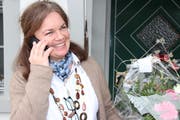 Gaby Müller nimmt am Telefon die ersten Glückwünsche zu ihrer erfolgreichen Wahl entgegen. (Bild: Barbara Hettich)