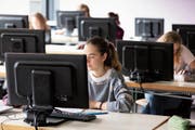 Von Kindergarten bis Uni-Abschluss: Die IT-Bildungsoffensive soll alle Stufen umfassen. (Bild: Keystone)