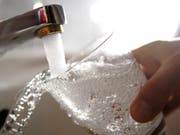 Wer darf die Trinkwasserversorgung betreiben? Die Zürcher Stimmberechtigten wollen dies keinesfalls Privaten überlassen. Sie haben das umstrittene Wassergesetz deshalb versenkt. (Bild: KEYSTONE/AP dapd/STEFFI LOOS)