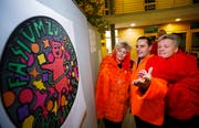 Die OK-Mitglieder Karin Werder (von links), Marco Gattiker und Felix von Reding enthüllen das neue Logo. (Bild: Stefan Kaiser (8. Februar 2019))
