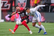Kampf um den Ball zwischen Luzerns Lucas Alves (rechts) und dem Neuenburger Kemal Ademi. (Bild: Martin Meienberger / Freshfocus, Neuenburg, 10. Februar 2019)