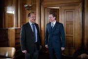 Die neuen Ausserrhoder Regierungsräte Hansueli Reutegger und Yves Noël Balmer nach der Wahl. (Bild: Bilder: Benjamin Manser)