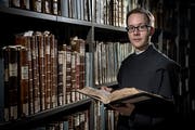 Hat Überraschendes aus dem Archiv ausgegraben: Der frisch promovierte Historiker und Einsiedler Benediktinermönch Pater Thomas Fässler. (Bild: Pius Amrein, Einsiedeln, 7. Februar 2019)