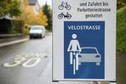 Die Lindenstrasse als Velostrasse: Das Verkehrssystem fand Anklang. (Bild: Urs Bucher (21. Oktober 2016))