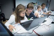 Informatik-Ferienkurs für Primarschüler, dabei lernen sie die Grundlagen des Programmierens. (Bild: Ralph Ribi (St. Gallen, 4. Oktober 2017))