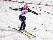Killian Peier zeigt die Telemark-Landung. (Bild: KEYSTONE/EPA COMPIC/KIMMO BRANDT)