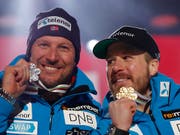 Aksel Svindal (links) und Abfahrts-Weltmeister Kjetil Jansrud präsentieren ihre Medaillen (Bild: KEYSTONE/AP/GABRIELE FACCIOTTI)