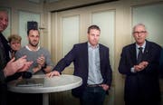 Noch angespannt: der zukünftige Stadtrat Andreas Elliker (Mitte) und seine Vorgänger Ruedi Huber (rechts).