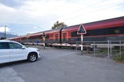 Der Bahnübergang Stationsstrasse in Räfis. Eine Unterführung wird es nach dem Abstimmungsresultat vom Sonntag auf absehbare Zeit nicht geben. (Bild: Heini Schwendener)