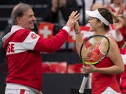 Ein gelungener Auftritt auf der ganzen Linie: Belinda Bencic klatscht mit Captain Heinz Günthardt ab (Bild: KEYSTONE/ANTHONY ANEX)