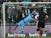 Gregor Kobel musste viermal hinter sich greifen (Bild: KEYSTONE/EPA/FOCKE STRANGMANN)
