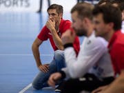Adi Brüngger (kniend), der Trainer von Pfadi Winterthur, sah gegen den BSV Bern Muri das Unheil in Form der ersten Heimniederlage kommen (Bild: KEYSTONE/MELANIE DUCHENE)