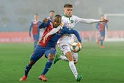 Macht seine Sache auch in Basel gut: St. Gallens erst 16-jähriger Verteidiger Leonidas Stergiou (rechts) im Zweikampf mit Aldo Kalulu. (Bild: Georgios Kefalas/KEY)