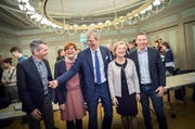 Bitte für das erste Frauenfelder Stadtrats-Selfie lächeln: Fabrizio Hugentobler (FDP, neu), Barbara Dätwyler (SP, neu), Stadtpräsident Anders Stokholm (FDP, bisher), Elsbeth Aepli (CVP, bisher) und Andreas Elliker (SVP, neu). (Bilder: Andrea Stalder)
