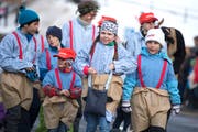 Schülerinnen und Schüler schritten als Schwinger durch die Strassen. (Bild: Maria Schmid (Morgarten, 9. Februar 2019))