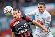 Luzerns Ruben Vargas (rechts) im Zweikampf mit Xamax-Topskorer Raphael Nuzzolo. (Bild: Valentin Flauraud/Keystone (Neuenburg, 10. Februar 2019))