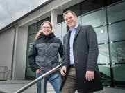 Die zwei führenden Stadtpräsidiums-Kandidaten sind vor der Stadtverwaltung sichtlich gut gelaunt: Markus Kuhn und Roman Pulfer. (Bild: Andrea Stalder)
