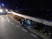 Ein alkoholisierter Motorradfahrer verlor in der Nacht vom Samstag die Kontrolle über sein Fahrzeug und wurde dabei schwer verletzt. Das Motorrad wurde dabei in den Leitplanken eingeklemmt. (Bild: Polizei Basel-Landschaft)
