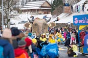 Eine grosse Hornkuh schmückte den Wagen der Gruppe Haselmatt und wurde am Fasnachtsumzug von vielen Zuschauern bestaunt. (Bild: Maria Schmid (Morgarten, 9. Februar 2019))