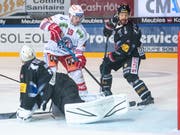 Mehr als die Vorentscheidung in Freiburg: Gottérons Goalie Reto Berra kann das 0:3 durch Dion Knelsen (Nr. 19) nicht verhindern. (Bild: KEYSTONE/ADRIEN PERRITAZ)