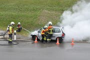 Beim gemeinsamen Kaderkurs gab es an zehn Posten verschiedene Aufgaben zu erfüllen, beispielsweise einen Autobrand. (Bild: Sabine Camedda)