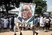 Anhänger von Félix Tshisekedi feiern am 24. Januar in Kinshasa die Inauguration des neuen Präsidenten. (Bild: John Wessels/AFP)