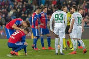 Die Partie zwischen dem FC Basel und dem FC St.Gallen war hart umkämpft – sie lieferte Stoff für viele Geschichten. (Bild: Keystone)