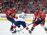 Denis Malgin (Nummer 62) wird von zwei Capitals-Spielern bedrängt, unter ihnen Superstar Alexander Owetschkin (rechts) (Bild: KEYSTONE/FR67404 AP/NICK WASS)