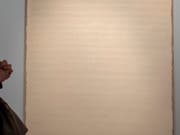 Eine Besucherin der Art Basel 2018 studiert das Werk «Meridian» von Robert Ryman. Der minimalistische Künstler aus den USA ist 88-jährig gestorben. (Bild: KEYSTONE/GEORGIOS KEFALAS)