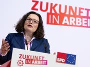 «Erst mal eine Positionierung»: SPD-Parteichefin Andrea Nahles erläutert die Abkehr der Parteispitze von Hartz IV. (Bild: KEYSTONE/EPA/HAYOUNG JEON)