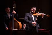 Lajos Sarközi spielt mit Gypsy Band im Maihof am Konzert des Musikwerks Luzern. (Bild: Boris Bürgisser, 9. Februar 2019)