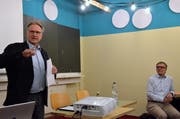 SP-Wil-Präsident Daniel Schönenberger (links) macht an der verspäteten Neujahrsbegrüssung auf das Problem Schulraum aufmerksam. Stadtrat Daniel Stutz wird daraufhin den 30 Anwesenden das Neuste aus dem Stadtrat berichten. (Bild: Christoph Heer)