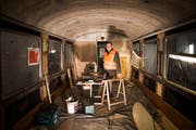Marcel Anderhub in einem der Waggon, welche restauriert werden. (Bild: Manuela Jans-Koch, Hochdorf, 10. Februar 2019)