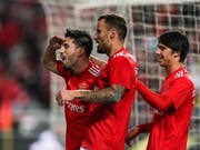 Haris Seferovic (Mitte) feiert mit Pizzi (links) und Joao Felix einen von vielen Toren gegen Nacional Funchal (Bild: KEYSTONE/EPA LUSA/MARIO CRUZ)