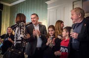 Gratulationen für den neuen Gemeindepräsidenten Urs Tobler. (Bild: Andrea Stalder)