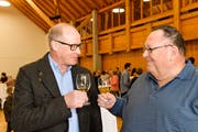 Matthias Hofmann nimmt im Dorfzentrum die Gratulation des amtierenden Gemeindepräsidenten Urs Siegfried entgegen. (Bild: Donato Caspari)