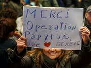 Eine Sans-Papiers-Frau bedankt sich für die Operation Papyrus. Die Aktion hat bewirkt, dass in Genf mehr Menschen ohne gültige Papiere eine Aufenthaltserlaubnis erhalten haben. (Bild: KEYSTONE/SALVATORE DI NOLFI)