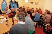 Am Freitagabend zeigte sich, dass das Angebot im Kiosk beim Familienskilift Tanzboden geschätzt wird: Nach dem Nachtskifahren waren alle Plätze besetzt. (Bild: Rudolf Steiner)