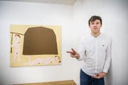 Philipp Schwalb vor einem seiner ausgestellten Werke in der Galerie Kirchgasse in Steckborn. (Bild: Andrea Stalder)