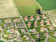 Gibt es künftig neue, teils radikale Regeln für Ein- und Auszonungen? Das Schweizer Stimmvolk entscheidet heute über die Zersiedelungsinitiative. (Bild: KEYSTONE/LAURENT GILLIERON)