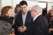 Alt Bundesrätin Eveline Widmer-Schlumpf unterhält sich im Foyer des Kinos mit Hansheiri Inderkum. (Bild: Paul Gwerder, Altdorf, 10. Februar 2019)