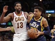 Thabo Sefolosha (rechts) stand nach gut einmonatiger Verletzungspause für Utah Jazz wieder kurz im Einsatz (Bild: KEYSTONE/AP/TONY DEJAK)